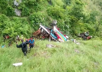 Nepal'de otobüs devrildi: 33 ölü