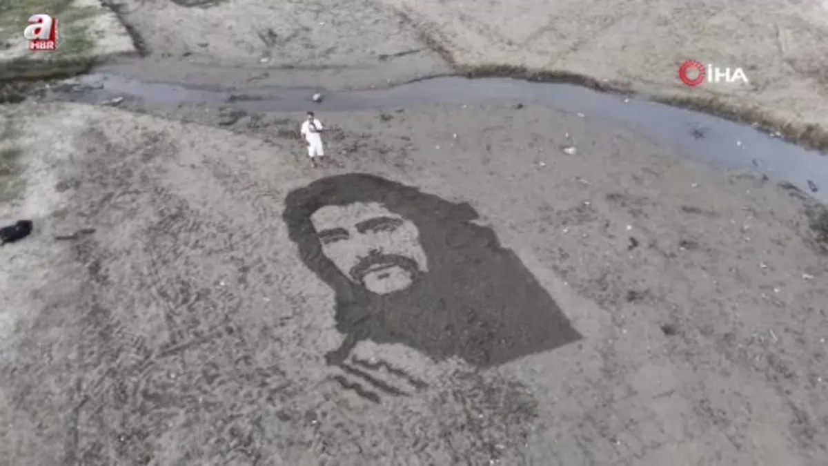 Barış Manço'nun resmini tırmıkla Alanya sahillerine işledi