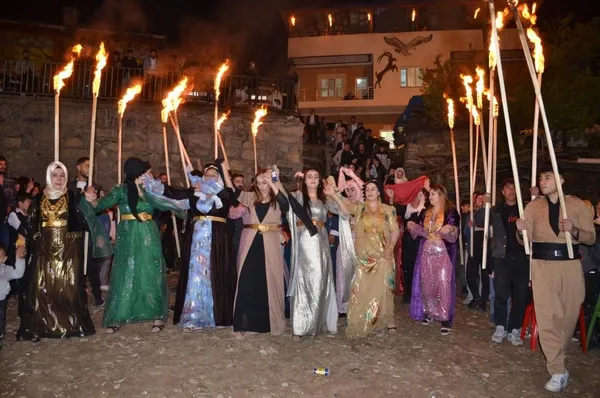 1683282836452.jpg Türkiye bu düğünü konuşuyor! Gelin ve damada takılanlar dudak uçuklattı - 3