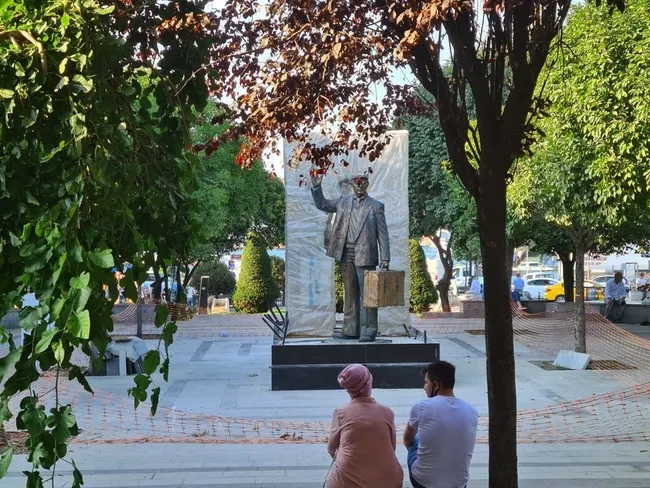 İBB; Sirkeci’de Emirler Mescidi’nin bulunduğu alana heykel dikti - 4