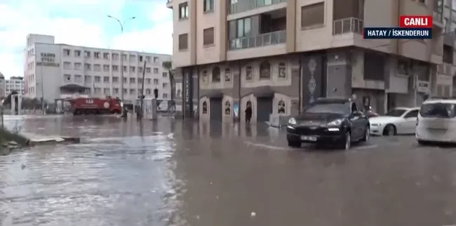 Hatay’da yağış ve lodos nedeniyle deniz taştı! Araçlar, evler ve iş yerleri suya gömüldü