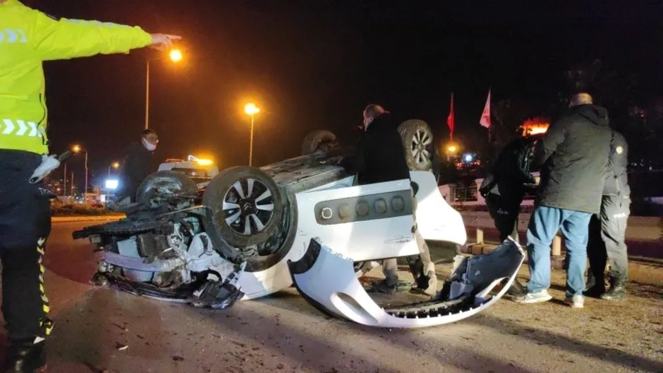 Sakarya’da takla atarak hurdaya dönen araçtan hafif yaralı kurtuldu