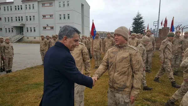 Bitlis Tatvan’da vatandaşlar Mehmetçik’i operasyona dualarla uğurladı