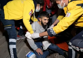 Dört yerinden bıçaklanan genç: 'Dikişten çok korkarım ölmek istiyorum'