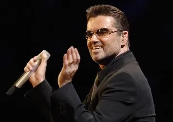 Dünyaca ünlü şarkıcı George Michael hayatını kaybetti!