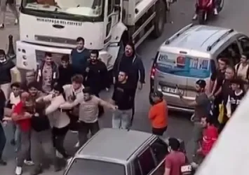 Antalya'da yol verme kavgası! Yumruklar havada uçuştu