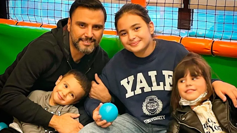 Alişan'a velilerden tepki yağdı! Okulun önünde ayaklandılar