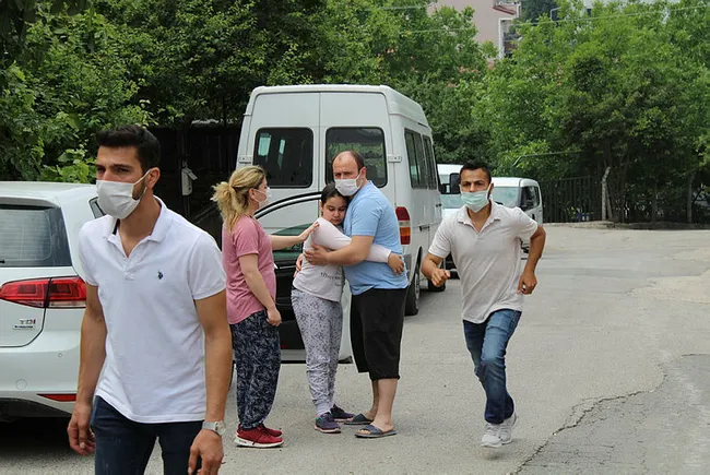 kocaelide-yanginda-evleri-yanan-genc-cift-birbirini-boyle-teselli-etti-1622205591251.jpg Kocaeli’de yangında evleri yanan genç çift birbirini böyle teselli etti - 2