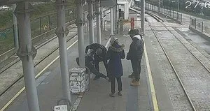 Tramvay durağında can pazarı!