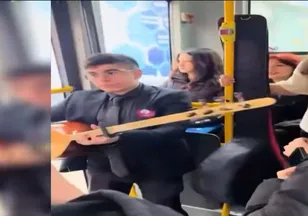 Otobüste türkü söylediler: Öğrencilerin performansı gündem oldu