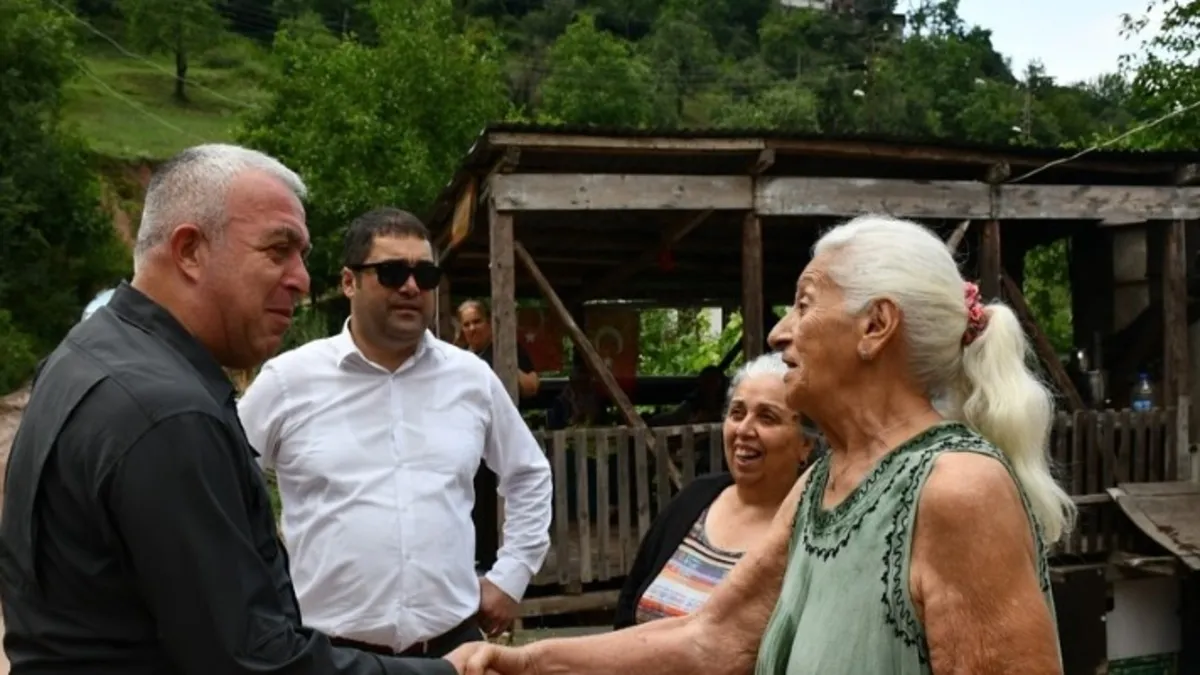 CHP'li belediye başkan yardımcısı Ahmet Soysal alkol alıp belediye aracıyla tabelaya vurdu