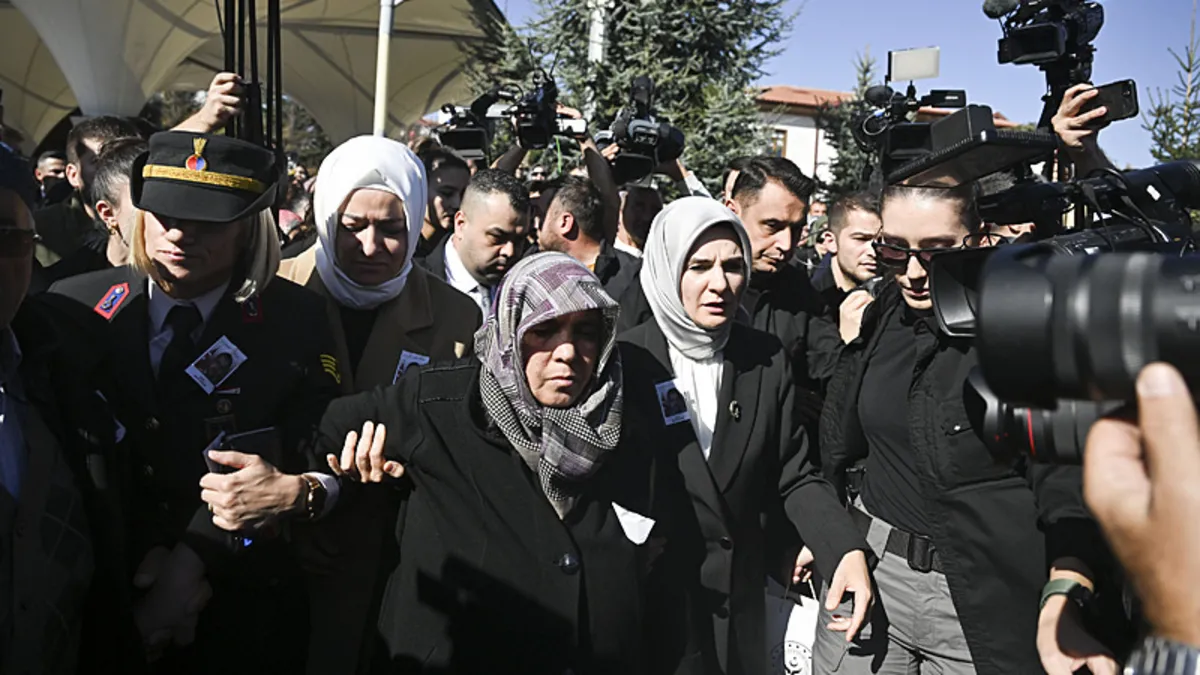 Bakan Mahinur Özdemir Göktaş'ın içinde olduğu araç kaza yaptı