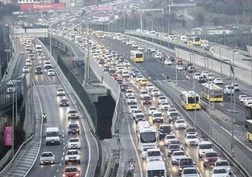 İstanbul'da trafik yoğunluğu yüzde 81'e ulaştı! Metrobüs duraklarında büyük yoğunluk yaşandı