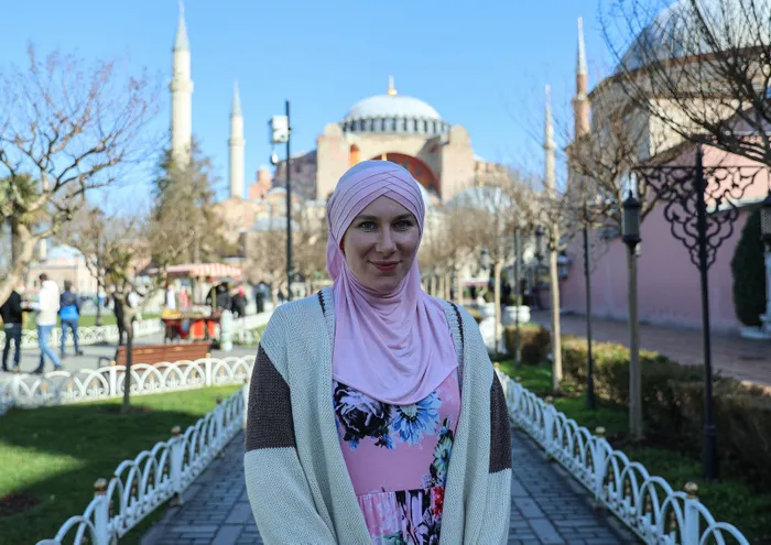 Girmeye çekindiği Sultanahmet Camisi’nde Müslümanlıkla tanışan İngiliz şimdi sosyal medyada İslam’ı anlatıyor