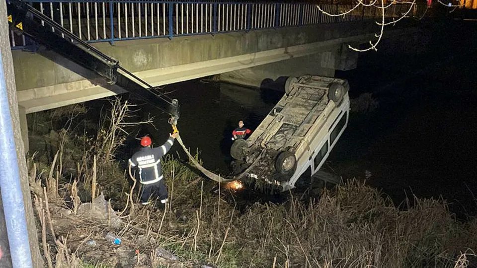 Ekipler alarma geçti! Dereye uçan otomobilde kritik anlar