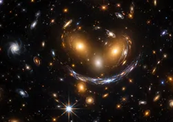 NASA’dan uzayda gülümseyen galaksi karesi! Einstein’ın teorisi bu yüzün sırrını açıklıyor
