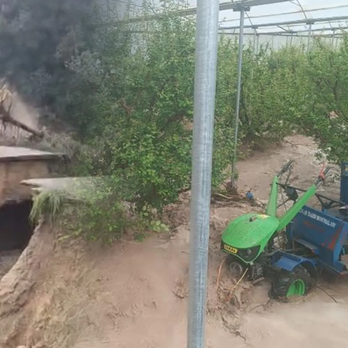 Mersin'de sağanak felaketi! Yol çöktü