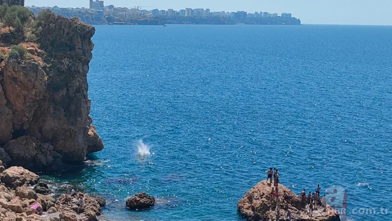 Herkes öldü sandı! 40 metre yükseklikten denize atlayan genç paniğe neden oldu 4