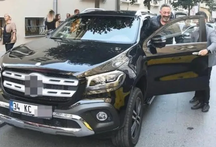 Ünlü komedyen Cem Yılmaz Mercedes aracıyla trafik kazası geçirdi