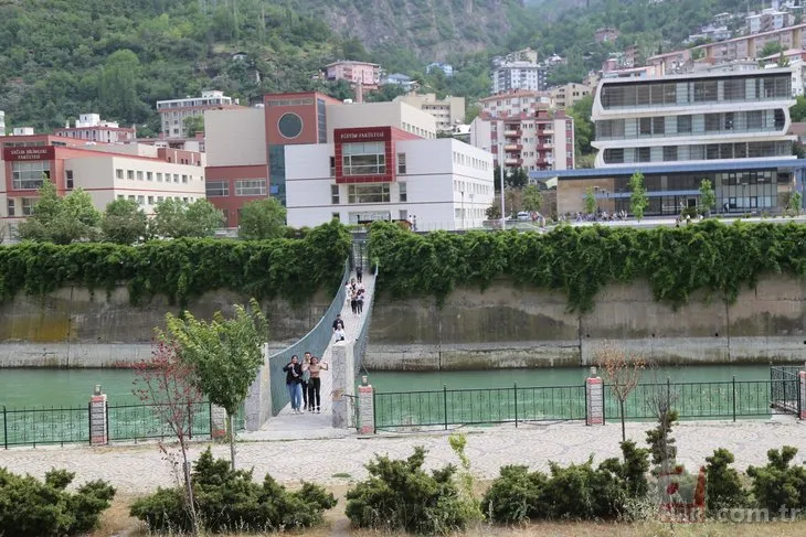 Türkiye’de ilk! Turnikeli asma köprü Artvin’de: O kart olmadan geçilmiyor