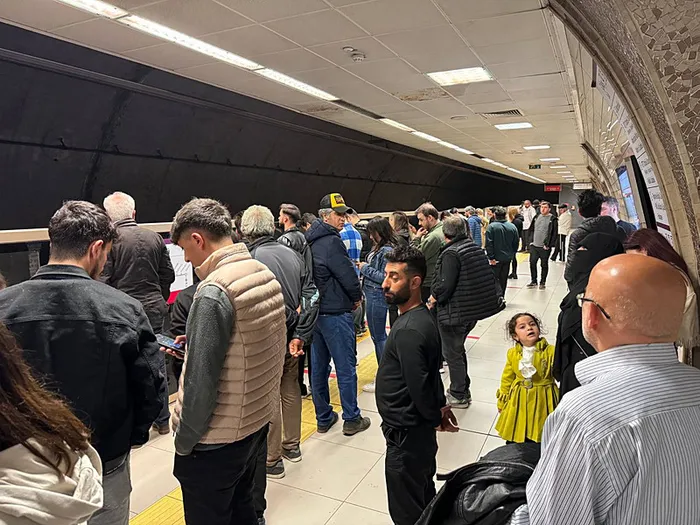 1713938951916.jpg Üsküdar-Samandıra Metro Hattı'nda bitmeyen arıza! 50 saati geçti vatandaş isyan etti: İnsan haklarına aykırı değil mi bu? - 1