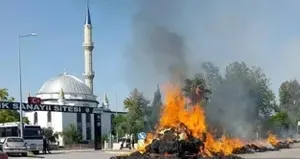 Elyaf yüklü traktör römorku yandı