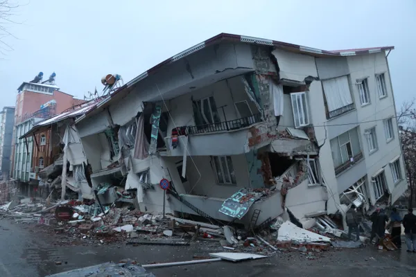 1677599143251.jpg Beklenen Marmara depreminde iki fay birleşebilir! Aralarında sadece 100 kilometre var! Osman Bektaş uyardı: Elbistan ve Kahramanmaraş depremi gibi... - 6