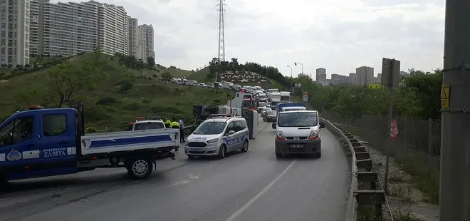 Başakşehir’de hafriyat kamyonu devrildi! Trafik durma noktasına geldi
