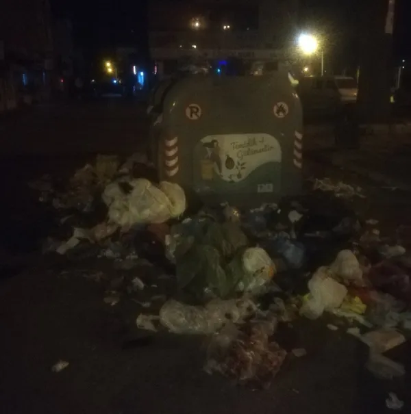 İzmir çöpten geçilmiyor! Çiğli’de çöpler konteynerlerden sokağa taştı