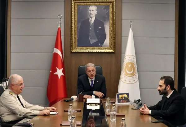 Milli Savunma Bakanı Hulusi Akar oyuncu Burak Haktanır’ı kabul etti