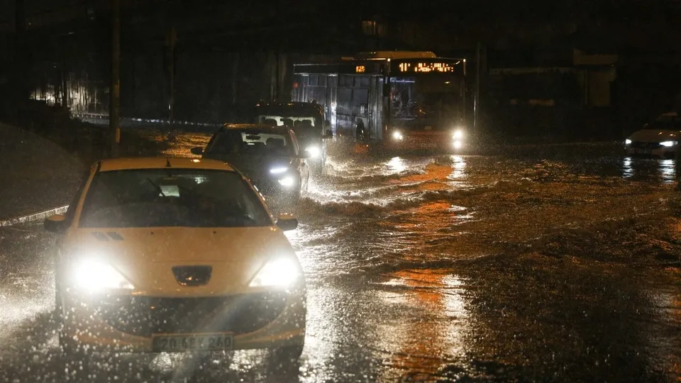 İzmir'i yine sel vurdu