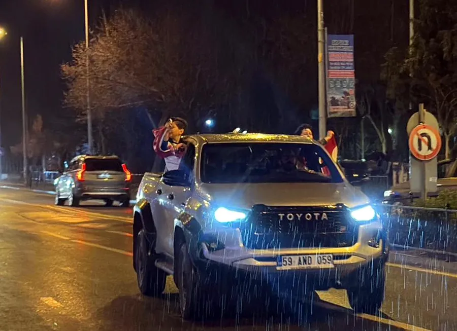 bizim-cocuklar-tarih-yazdi-bayragini-alan-sokaklara-dokuldu-iste-yurttan-kareler-1774997159381.jpg FOTOĞRAF (DHA)