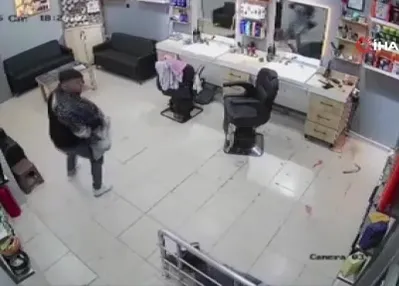 Berber dükkanına silahlı saldırı kamerada!
