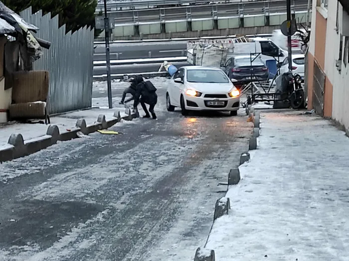 İstanbulluların kar çilesi! Şişli'de yollar buz pistine döndü: Yayalar kaldırımları tuzladı - 3