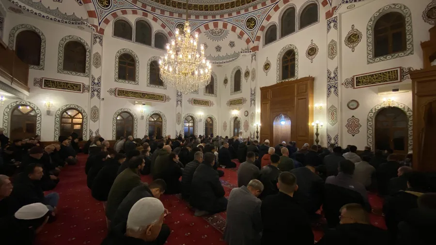 kadir-gecesinde-eller-semaya-acildi-milyonlar-huzurda-bulustu-1773687505424.jpg Kadir Gecesi'nde eller semaya açıldı: Milyonlar huzurda buluştu - 8