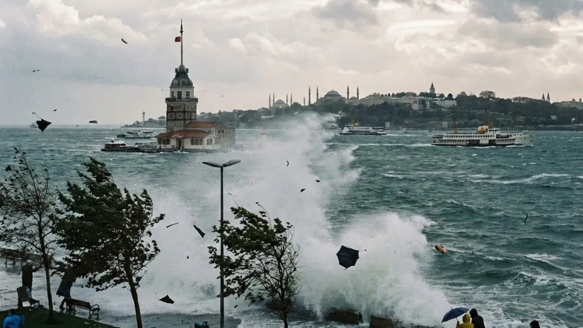 Lodos İstanbul'u savuruyor! Çatılar uçtu ağaçlar devrildi! İşte ilçe ilçe yaşananlar