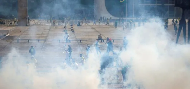 Brezilya’da ortalık karıştı! Binlerce Bolsonaro destekçisi Kongre binasını bastı! Polisten gazlı müdahale