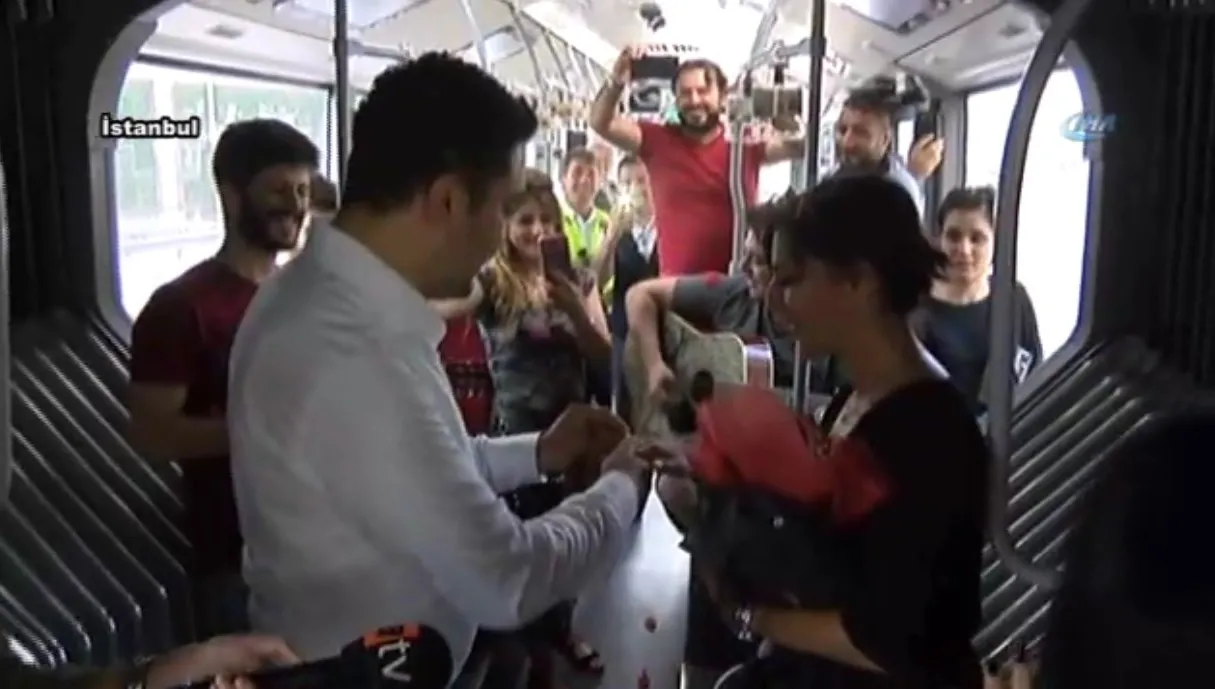 Metrobüste sürpriz evlenme teklifi