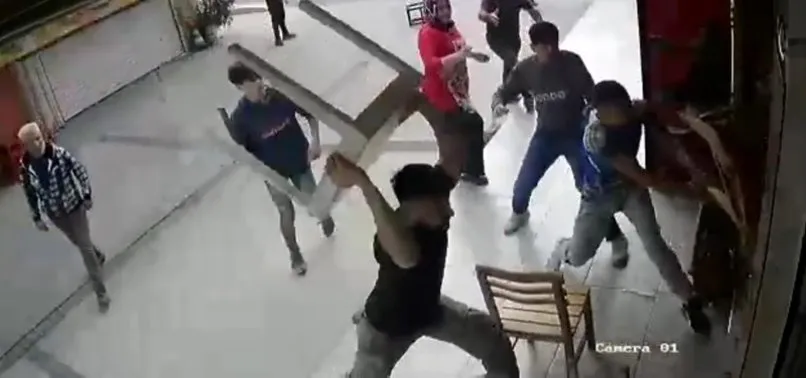 Dehşet anları kamerada: Ellerine ne geçtiyse attılar