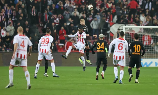 galatasaray-samsunsporu-maglup-etti-istanbula-lider-donuyor-1706900091283.jpg Galatasaray Samsunspor'u mağlup etti! İstanbul'a lider dönüyor - 2