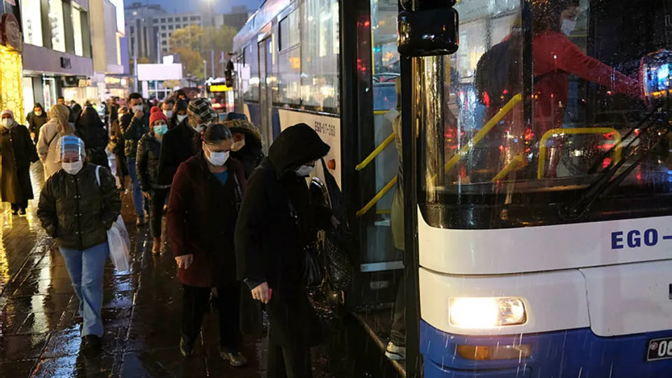Ankara'da balık istifi gibi yolculuk! Vatandaş CHP'li belediyeye ateş püskürdü