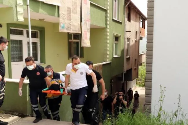 zonguldakta-balkona-astigi-hali-uzerine-dusunce-bayildi-1620049800835.jpg Zonguldak’ta balkona astığı halı üzerine düşünce bayıldı - 1