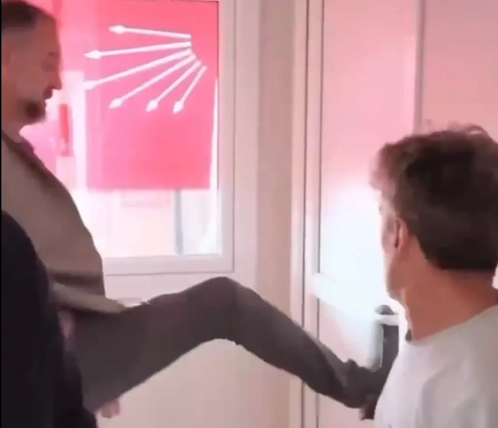 kapiyi-kirdi-pankartlari-indirdi-chp-duzce-il-baskanligindan-gerilim-1785085814070.jpeg Kapıyı kırdı pankartları indirdi! CHP Düzce İl Başkanlığı'nda gerilim - 1