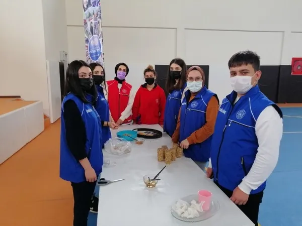 Gençlerden örnek davranış! Tek tek ağaç dallarına astılar - 2