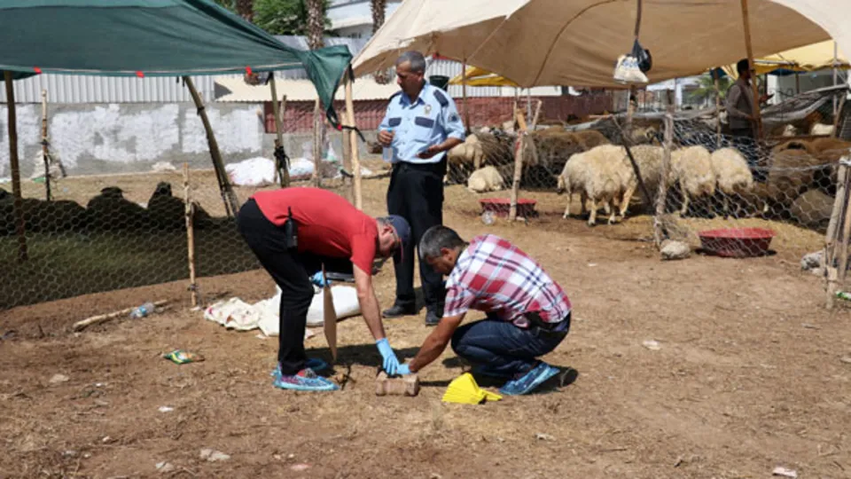 Kurban pazarında silahlar ateşlendi