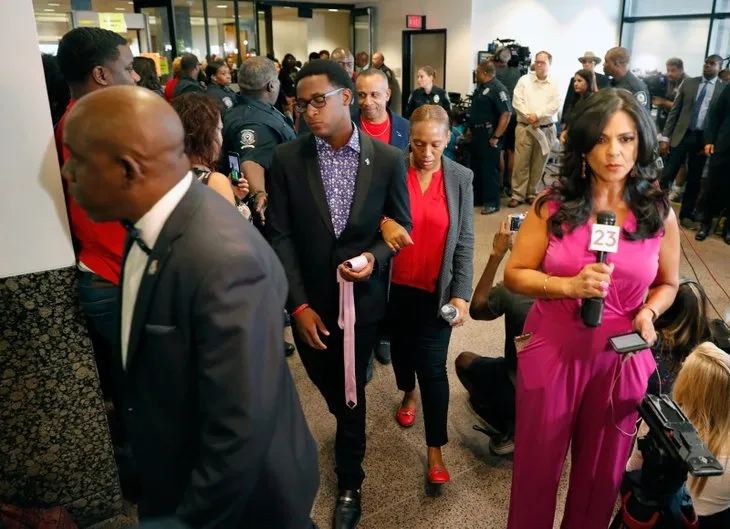 Mahkeme bu kararı verdi! Kardeşinin katiline sarılıp ağladı