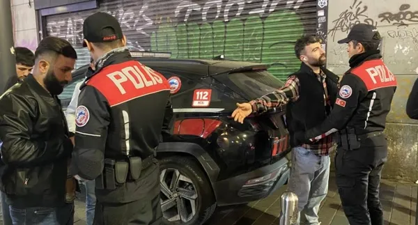 beyoglu-polisinden-sok-uygulamasi-10-gozaldi-1709242283954.jpeg Beyoğlu'nda polis ekiplerinden "Şok Uygulaması"! 10 kişi gözaltına alındı - 2