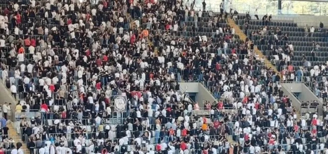 Beşiktaş tribünlerinden yönetime protesto! Sırtlarını döndüler