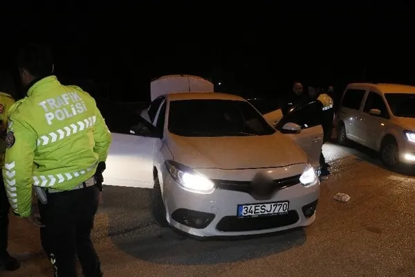 adanada-polisten-kacan-alkollu-sofor-ortaligi-karistirdi-1643348427693.jpg
