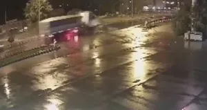 Akaryakıt istasyonundan çıkan araç TIR’ın altında kaldı!